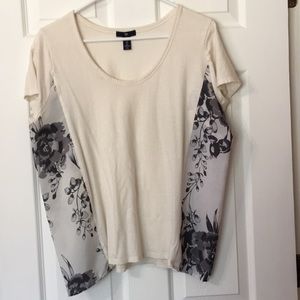 Gap decorative tee. Cream tee with gray flower accent. Short sleeve size L.
